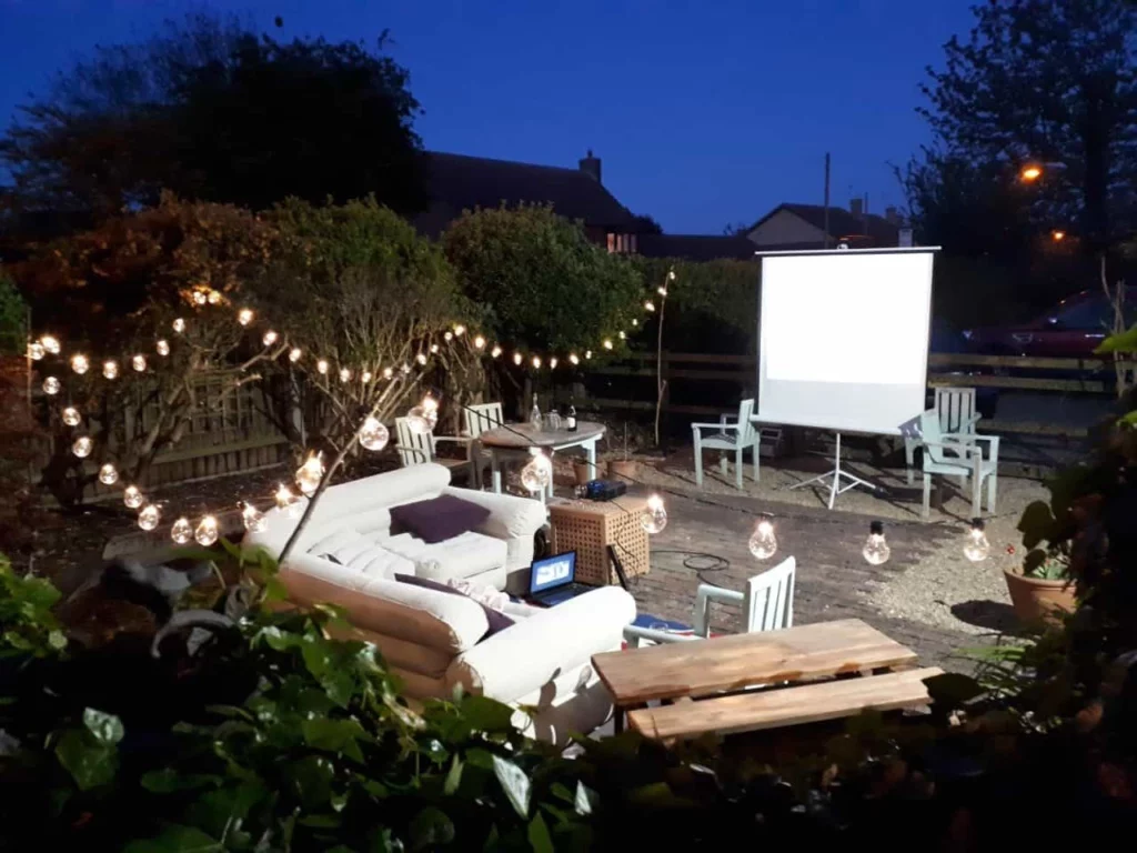 Organiser un cinéma en plein air dans son jardin